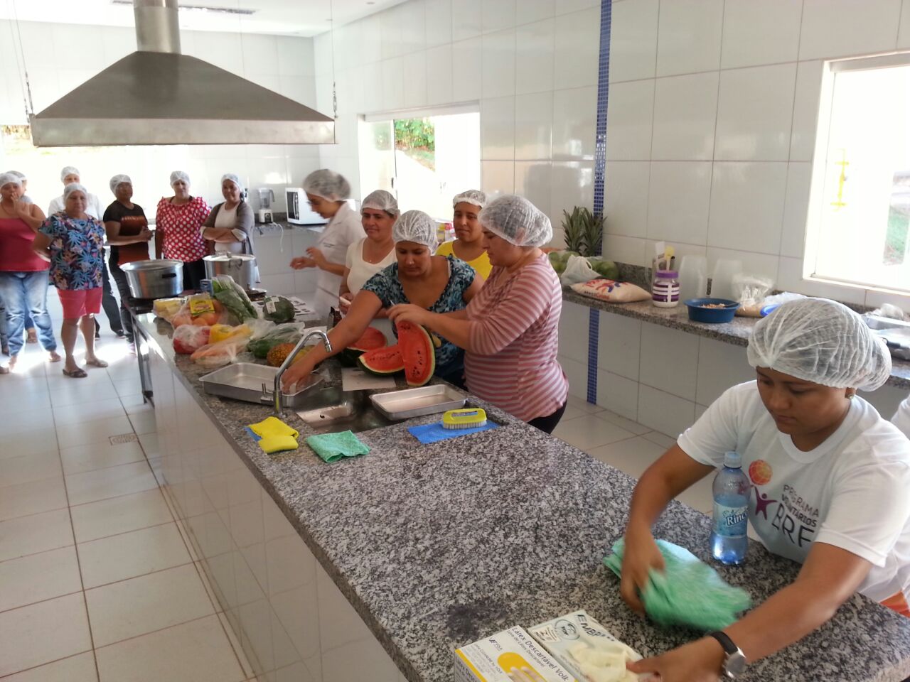 Merendeiras da Rede Municipal fazem curso sobre alimentação saudável